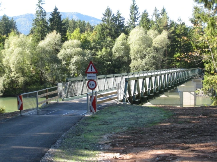 Fahrbahn der Brücke