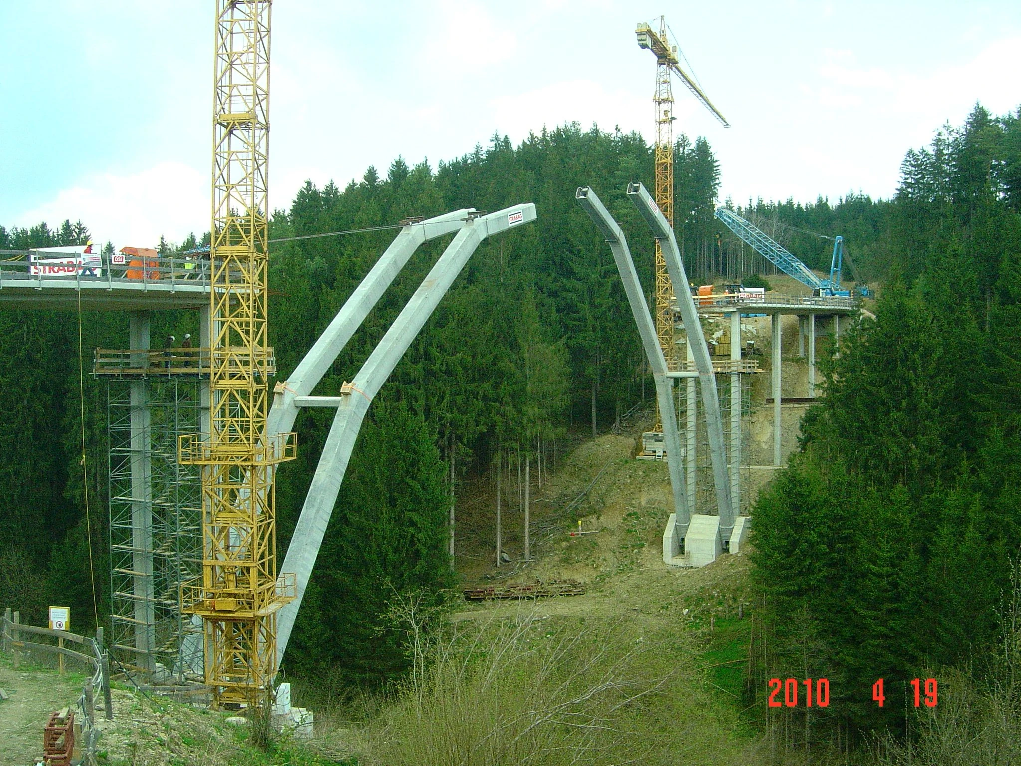 Aufgerichtete Bogenhälften vor dem Absenken, April 2010