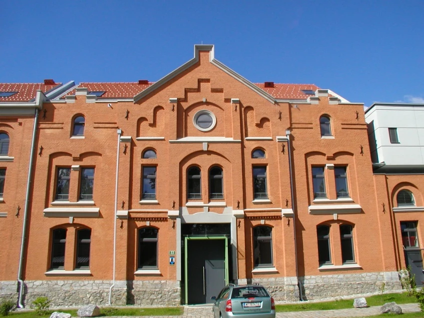 Saniertes Hauptgebäude mit Ziegelfassade